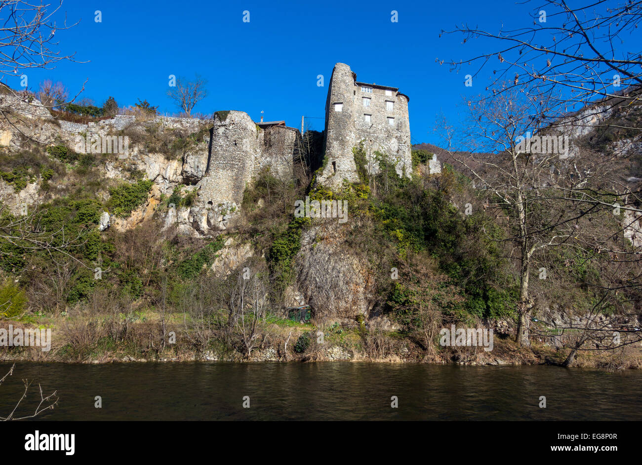 Tarascon sur Ariège e fiume Ariege con edifici antichi in alto sopra il fiume Foto Stock