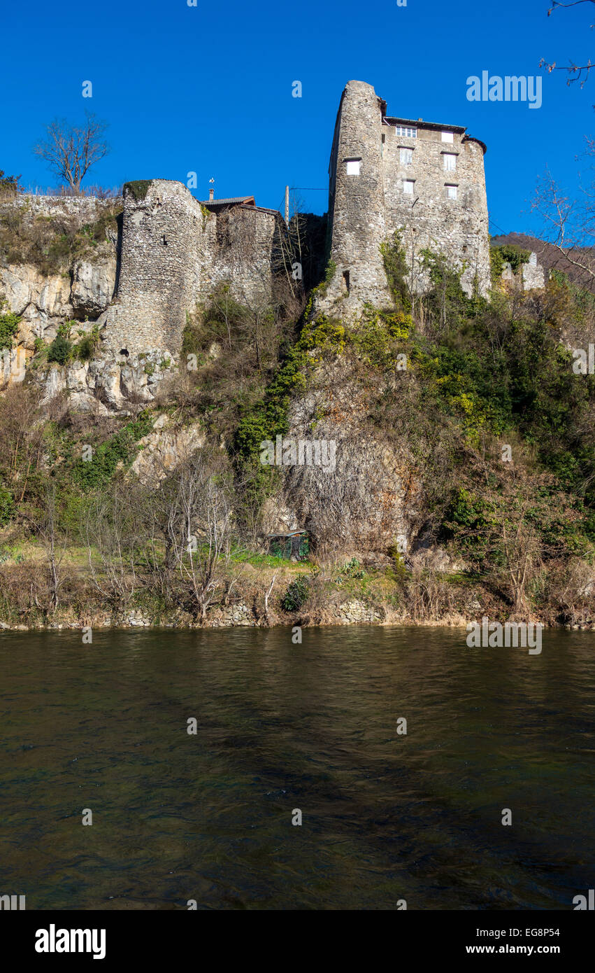 Tarascon sur Ariège e fiume Ariege con edifici antichi in alto sopra il fiume Foto Stock