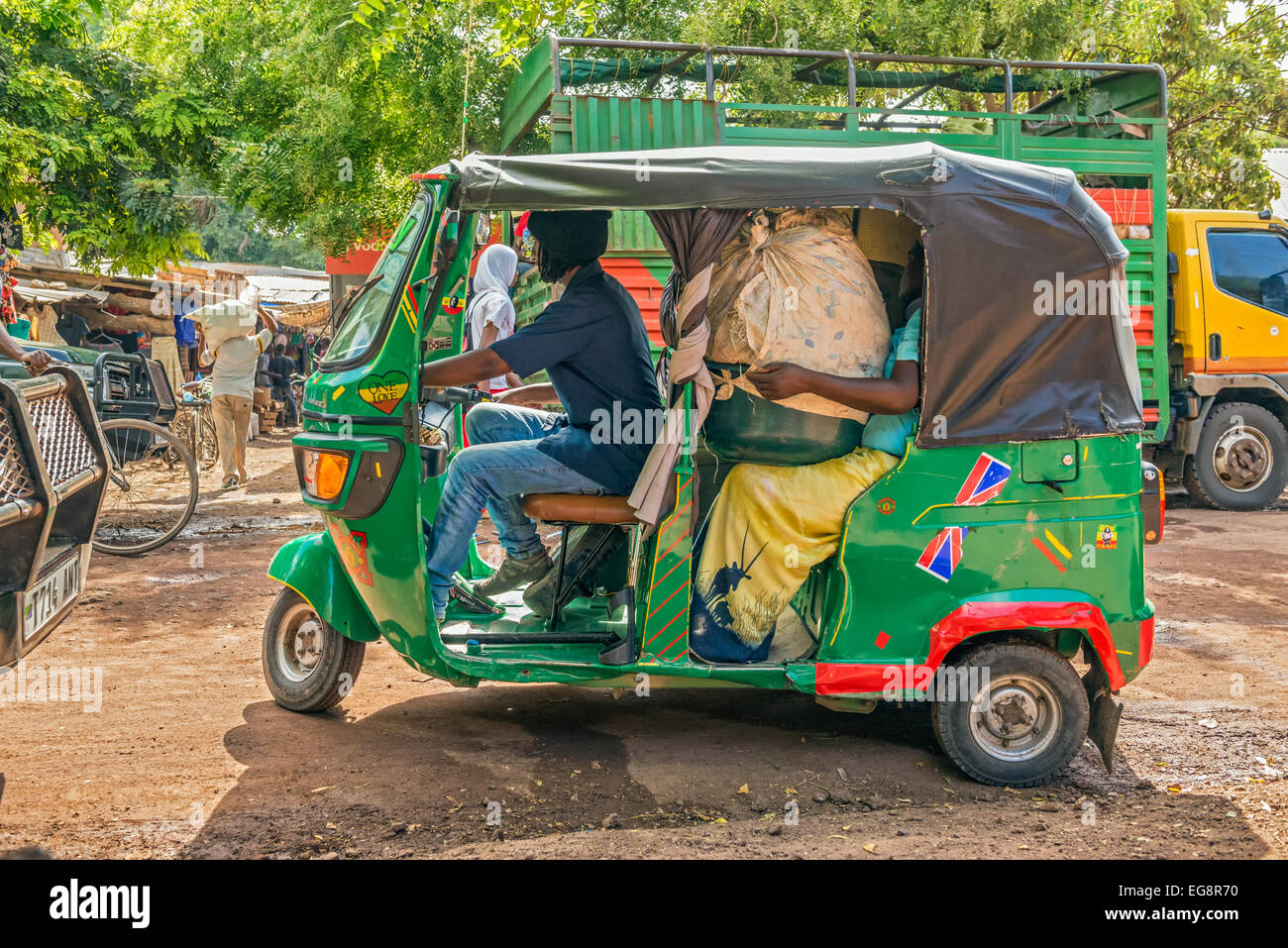 Taxi africana prendendo i clienti dal mercato locale di Mto Wa Mbu, Tanzania Foto Stock