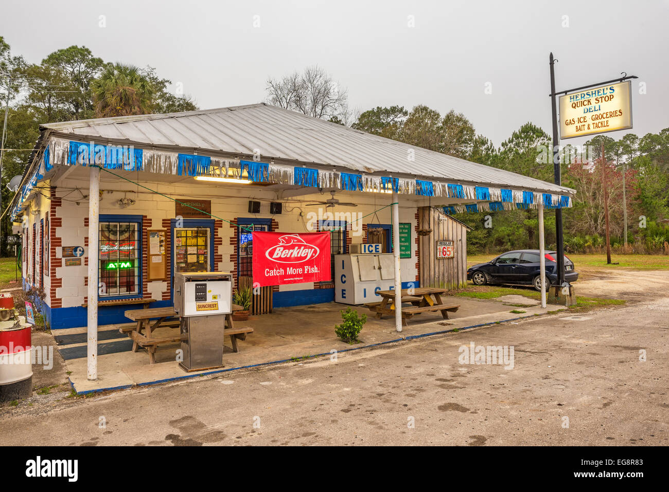 Vintage pompa a gas ed un magazzino generale sulla US Highway 19, vicino a Cedar Key, Florida Foto Stock