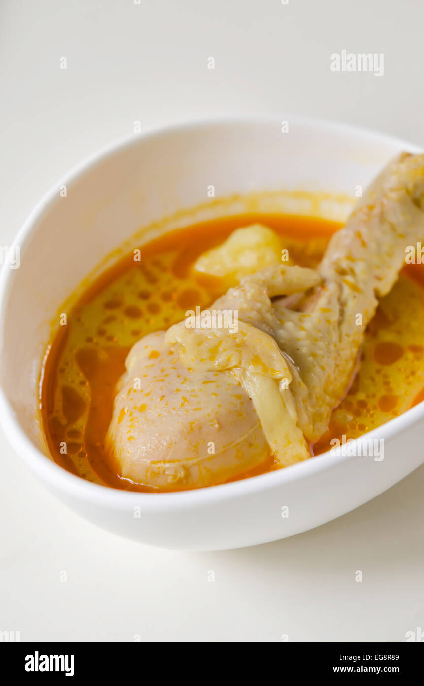 Giallo asiatici pollo e curry nella ciotola bianco ( Massaman ) Foto Stock
