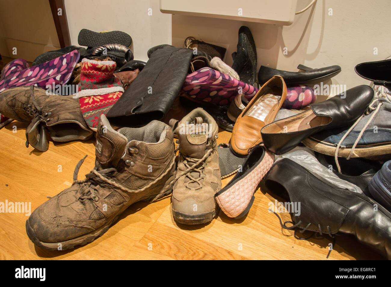 Pila di scarpe in un appartamento studentesco Foto Stock