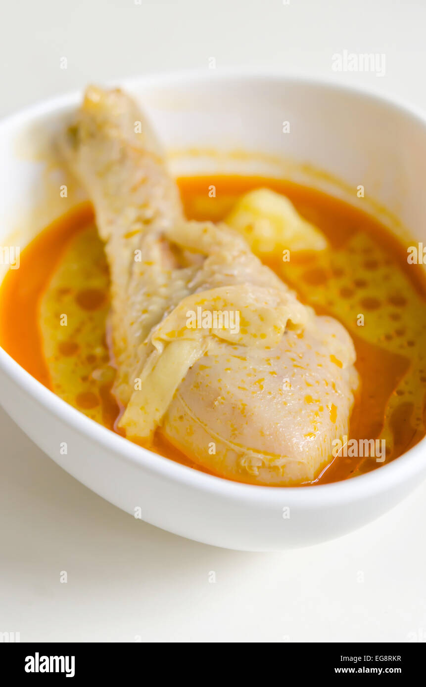 Giallo asiatici pollo e curry nella ciotola bianco ( Massaman ) Foto Stock