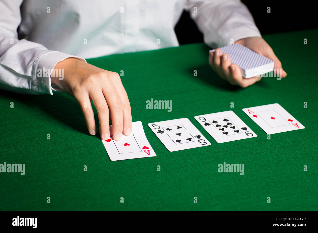 Holdem concessionario con carte da gioco Foto Stock