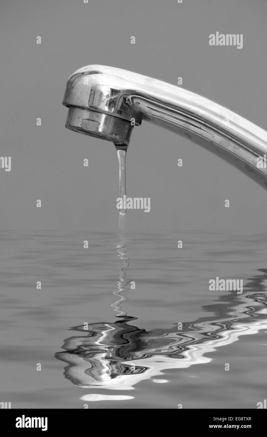Le goccioline di acqua caduta da un rubinetto da cucina in una creata digitalmente la piscina di acqua Foto Stock