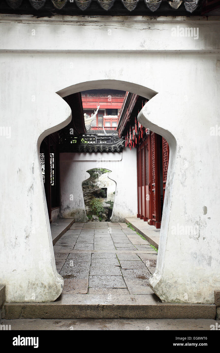 Porta inusuale in un antico Giardino Yu Yuan a Shanghai in Cina Foto Stock