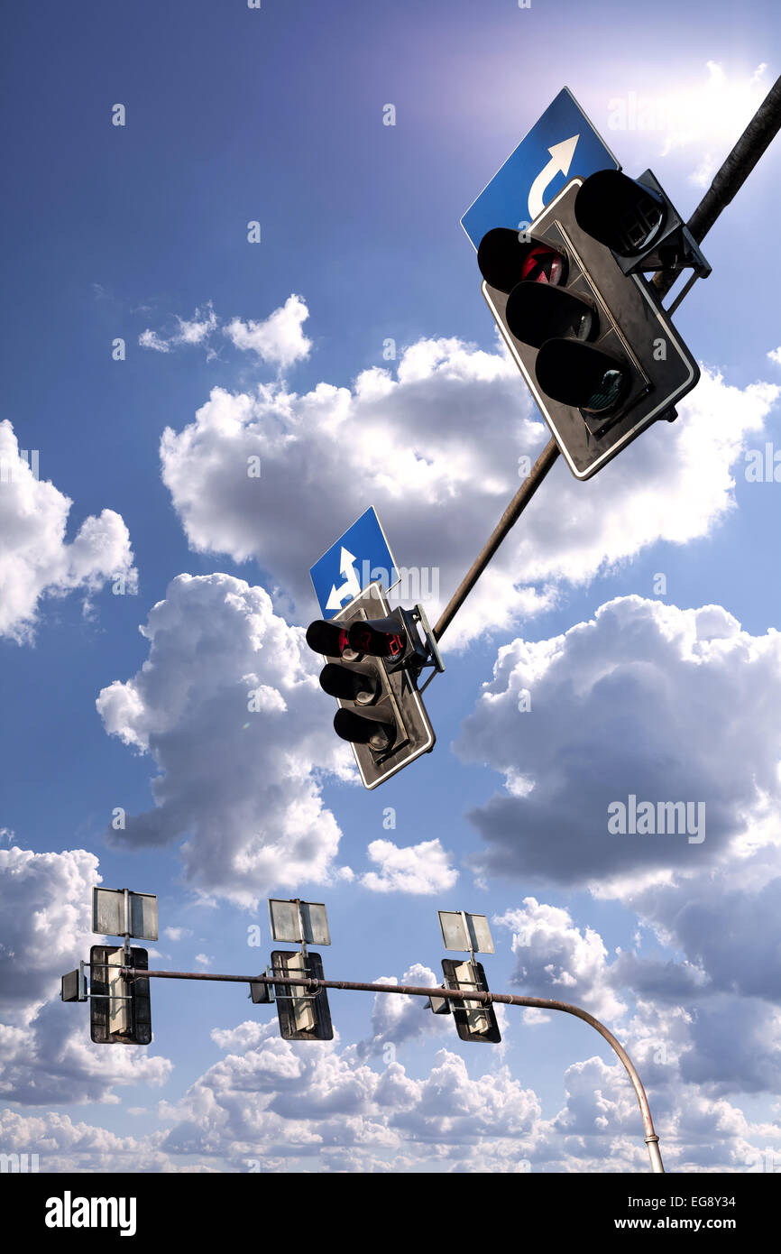 Semaforo contro una vibrante cielo blu con nuvole. Foto Stock