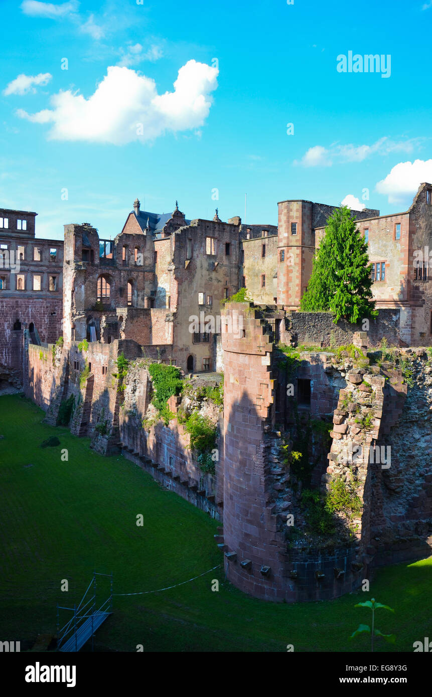 Vista delle imponenti rovine del castello della città Foto Stock