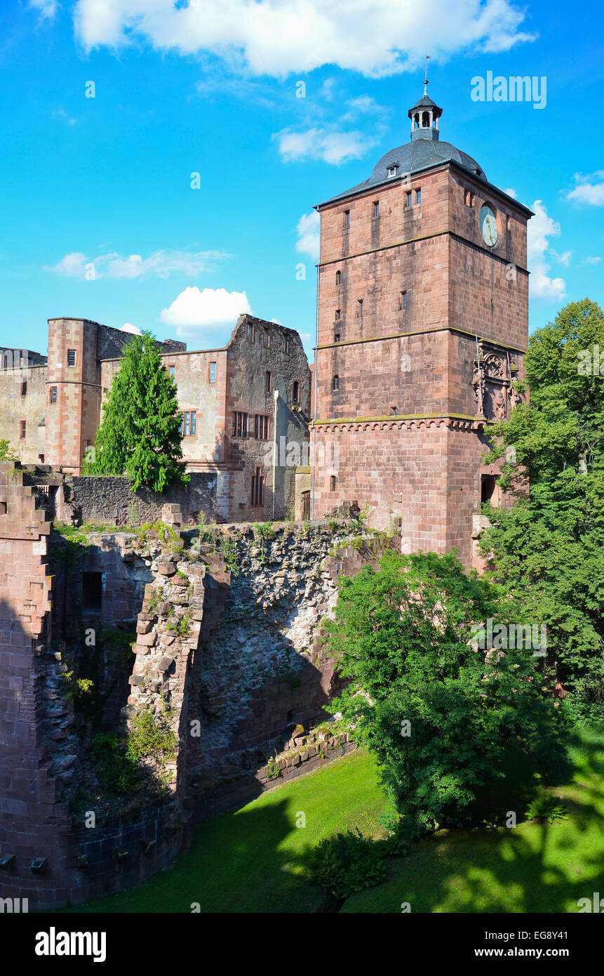Vista delle imponenti rovine del castello della città Foto Stock