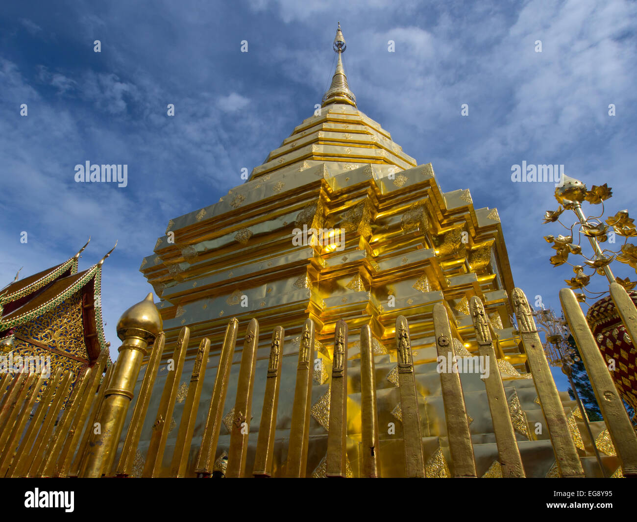 Golden Stuppa al tempio Doi Suthep, Chiang Mai, Thailandia Foto Stock