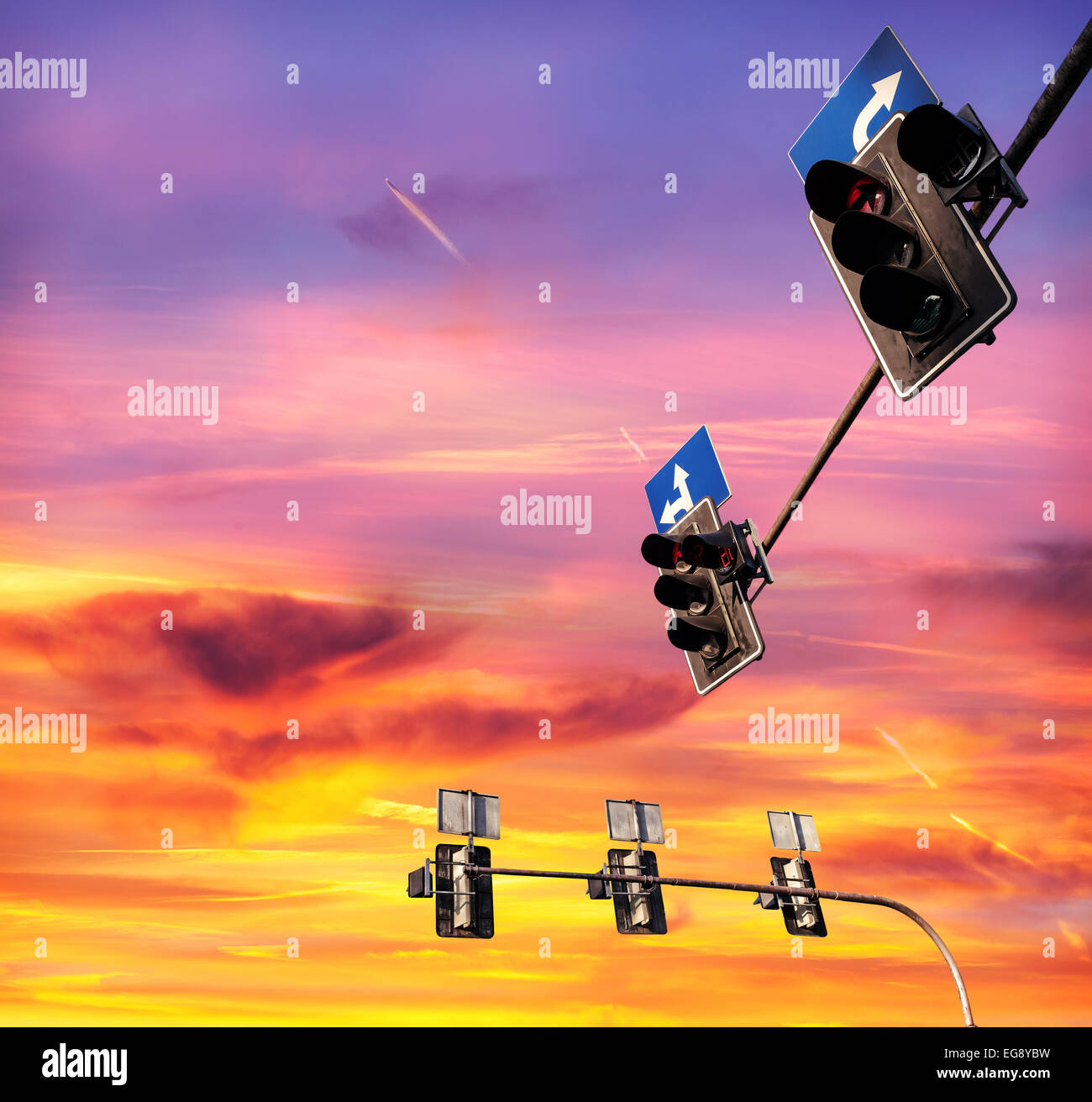 Semaforo contro il cielo nuvoloso al tramonto, spazio di testo. Foto Stock