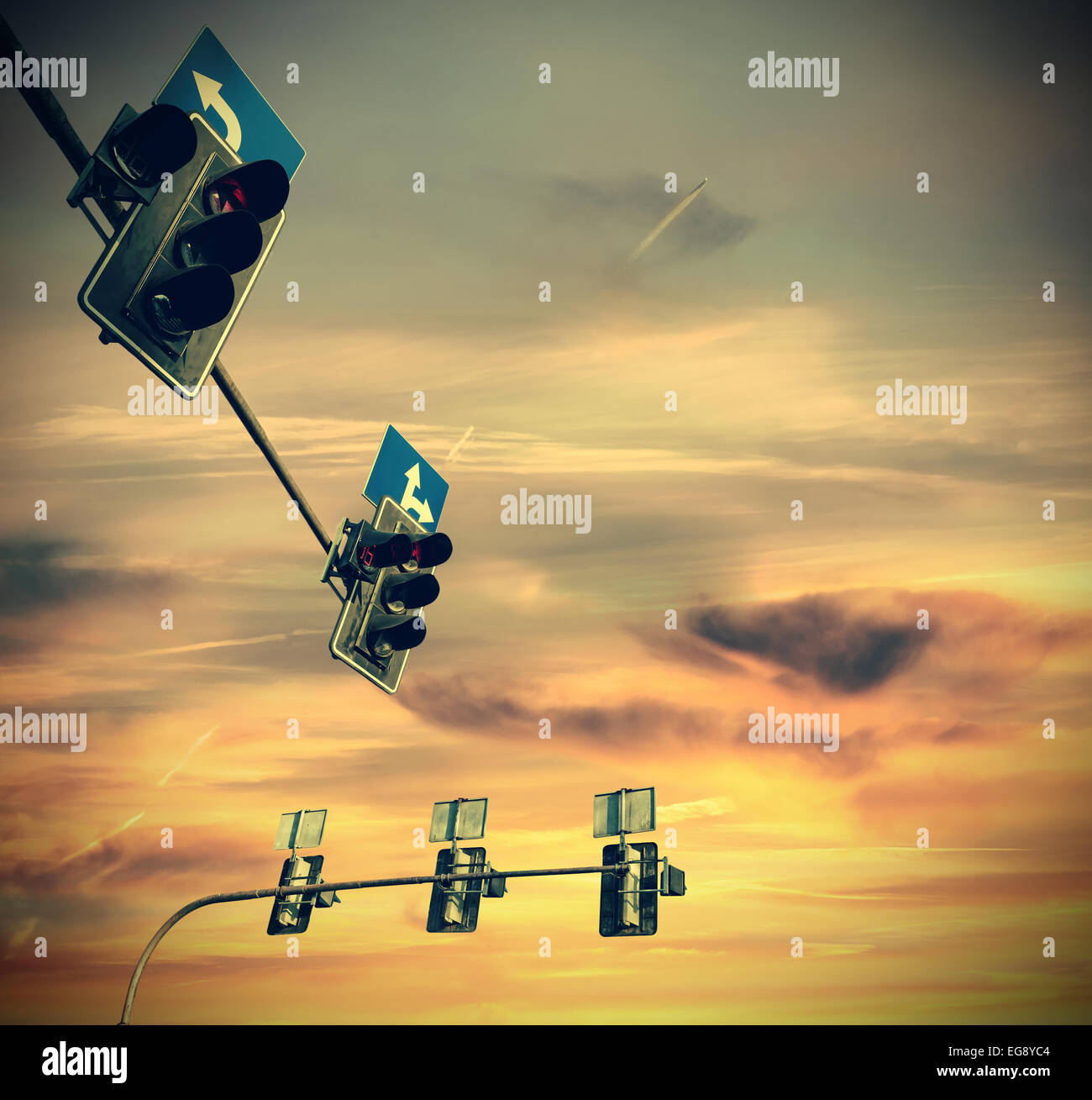 Retro Vintage immagine filtrata del semaforo al tramonto. Foto Stock