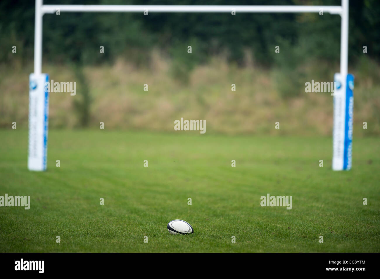 Pallone da rugby sul passo di fronte dei posti Foto Stock