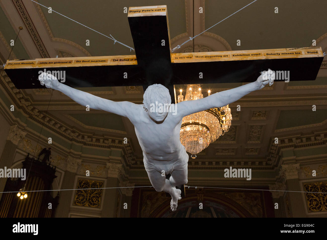 Londra, Regno Unito. Il 19 febbraio 2015. Una statua a grandezza naturale di Pete Doherty essere crocifisso è stato presentato oggi a Londra il St Marylebone Chiesa Parrocchiale come parte della mostra temporanea 'Station della croce". Il life-size scultura intitolata 'Per Pete dell'amore" è stato realizzato originariamente nel 2008 come una collaborazione tra Pete Doherty, l'artista Nick Reynolds ed effetti speciali designer Schoony. La mostra 'Station della Croce", curata da arte sotto dispone anche di opere di altri artisti e sarà aperta al pubblico fino al 17 marzo 2015. Foto Stock