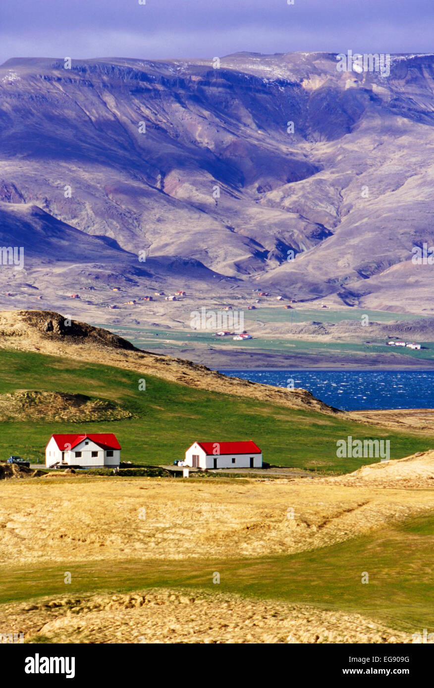 Paesaggi mozzafiato che si affaccia sul foro xix in Islanda. Il lago e le montagne sullo sfondo Foto Stock