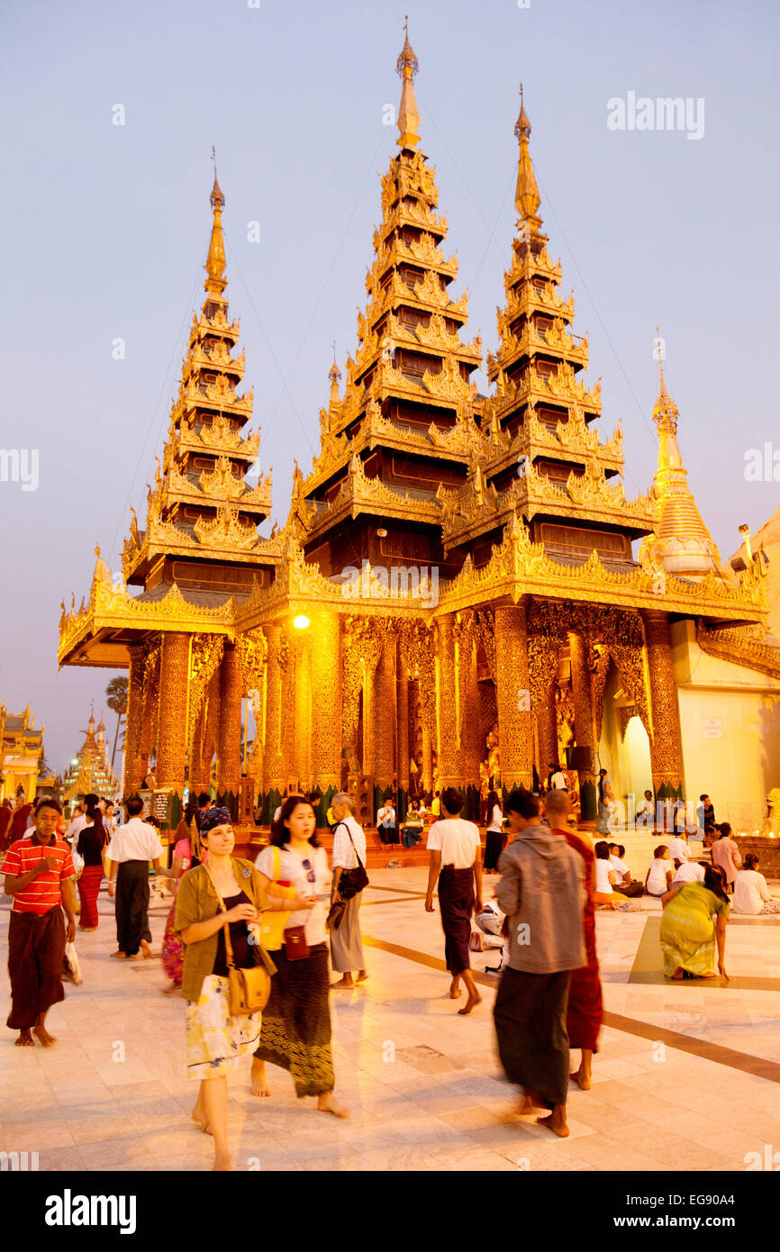 Locali di cittadini birmani mix con i turisti al tramonto, Shwedagon pagoda complessa, Yangon, Myanmar ( Birmania ), Asia Foto Stock