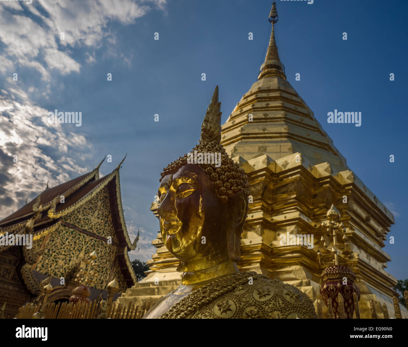 Statue di Buddha a tempio Doi Suthep in Chiang Mai Thailandia Foto Stock