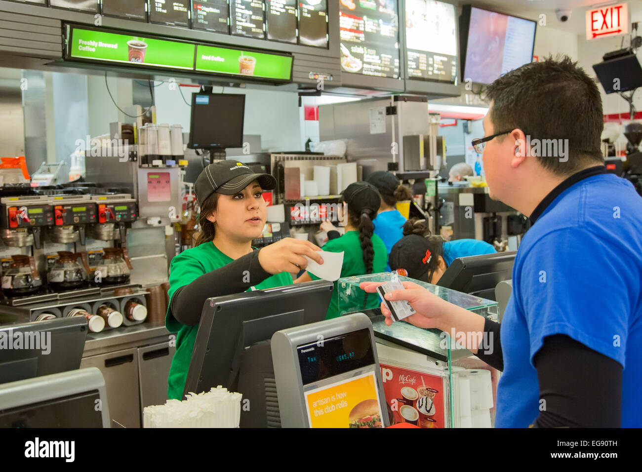 Chicago, Illinois - una giovane donna attende su un cliente a un McDonald's ristorante fast food presso l'Aeroporto di Midway. Foto Stock