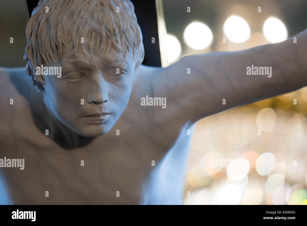 Londra, Regno Unito. Il 19 febbraio 2015. Una statua a grandezza naturale di Pete Doherty essere crocifisso è stato presentato oggi a Londra il St Marylebone Chiesa Parrocchiale come parte della mostra temporanea 'Station della croce". Il life-size scultura intitolata 'Per Pete dell'amore" è stato realizzato originariamente nel 2008 come una collaborazione tra Pete Doherty, l'artista Nick Reynolds ed effetti speciali designer Schoony. La mostra 'Station della Croce", curata da arte sotto dispone anche di opere di altri artisti e sarà aperta al pubblico fino al 17 marzo 2015. Foto Stock