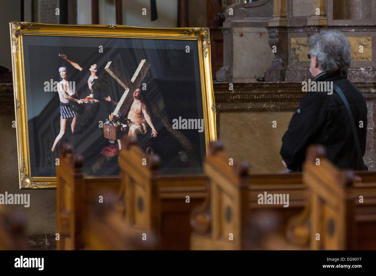 Londra, Regno Unito. Il 19 febbraio 2015. Nella foto: 'Phat Gesù", 2014, 'My Regno fu questo mondo" da crusca Symondson. Una statua a grandezza naturale di Pete Doherty essere crocifisso è stato presentato oggi a Londra il St Marylebone Chiesa Parrocchiale come parte della mostra temporanea 'Station della croce". Il life-size scultura intitolata 'Per Pete dell'amore" è stato realizzato originariamente nel 2008 come una collaborazione tra Pete Doherty, l'artista Nick Reynolds ed effetti speciali designer Schoony. La mostra 'Station della Croce", curata da arte sotto dispone anche di opere di altri artisti e sarà aperta al pubblico fino al 17 Foto Stock