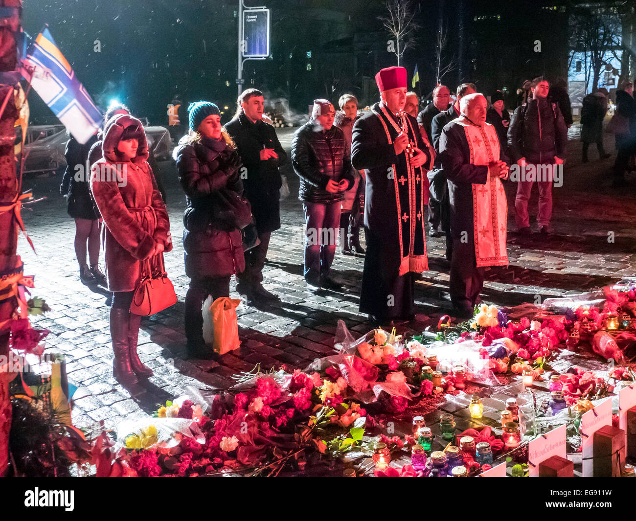 Kiev, Ucraina. Il 19 febbraio, 2015. Nei pressi della cappella sulla strada Institutskaya persone che pregano per il morto un anno fa durante la rivoluzione ucraina di vantaggi Credit: Igor Golovnov/Alamy Live News Foto Stock