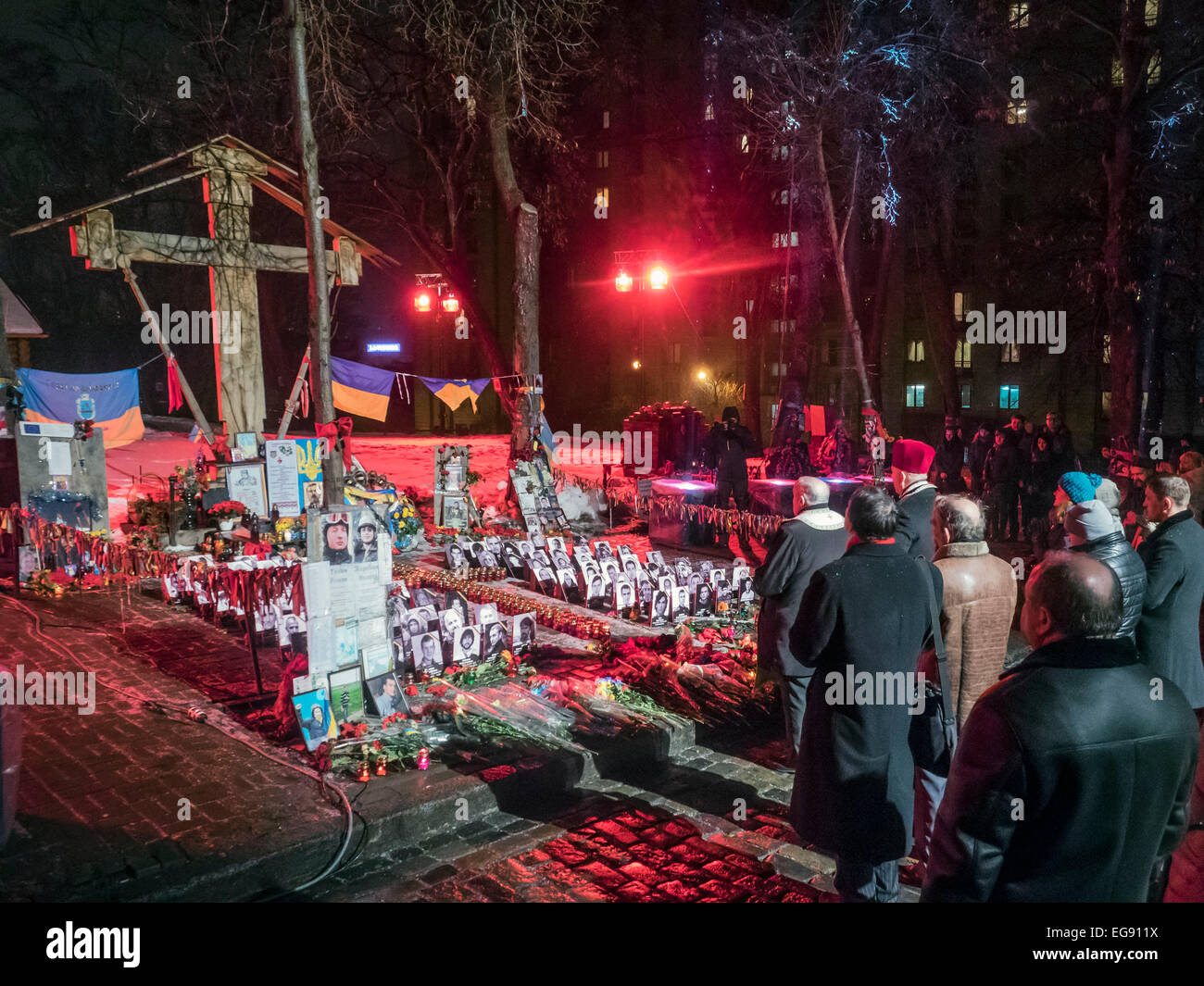 Kiev, Ucraina. Il 19 febbraio, 2015. Nei pressi della cappella sulla strada Institutskaya persone che pregano per il morto un anno fa durante la rivoluzione ucraina di vantaggi Credit: Igor Golovnov/Alamy Live News Foto Stock