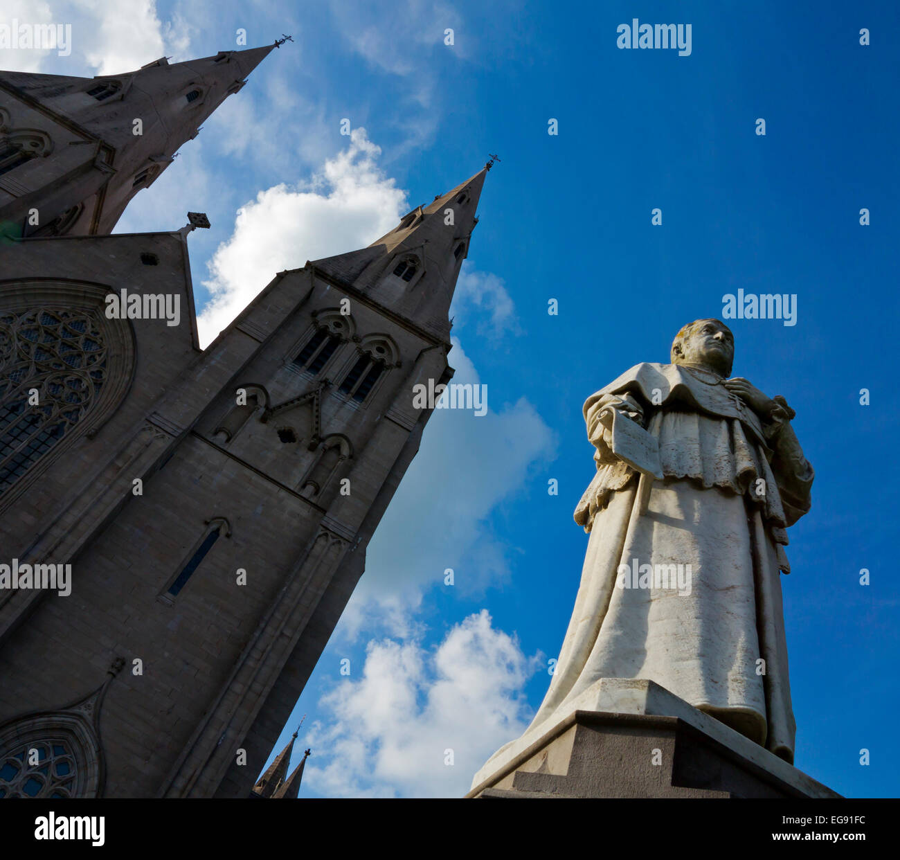 Le guglie gemelle di St Patrick Cattedrale cattolica romana in Armagh Northern Ireland 1840-1904 costruita in stile gotico in stile Revival Foto Stock