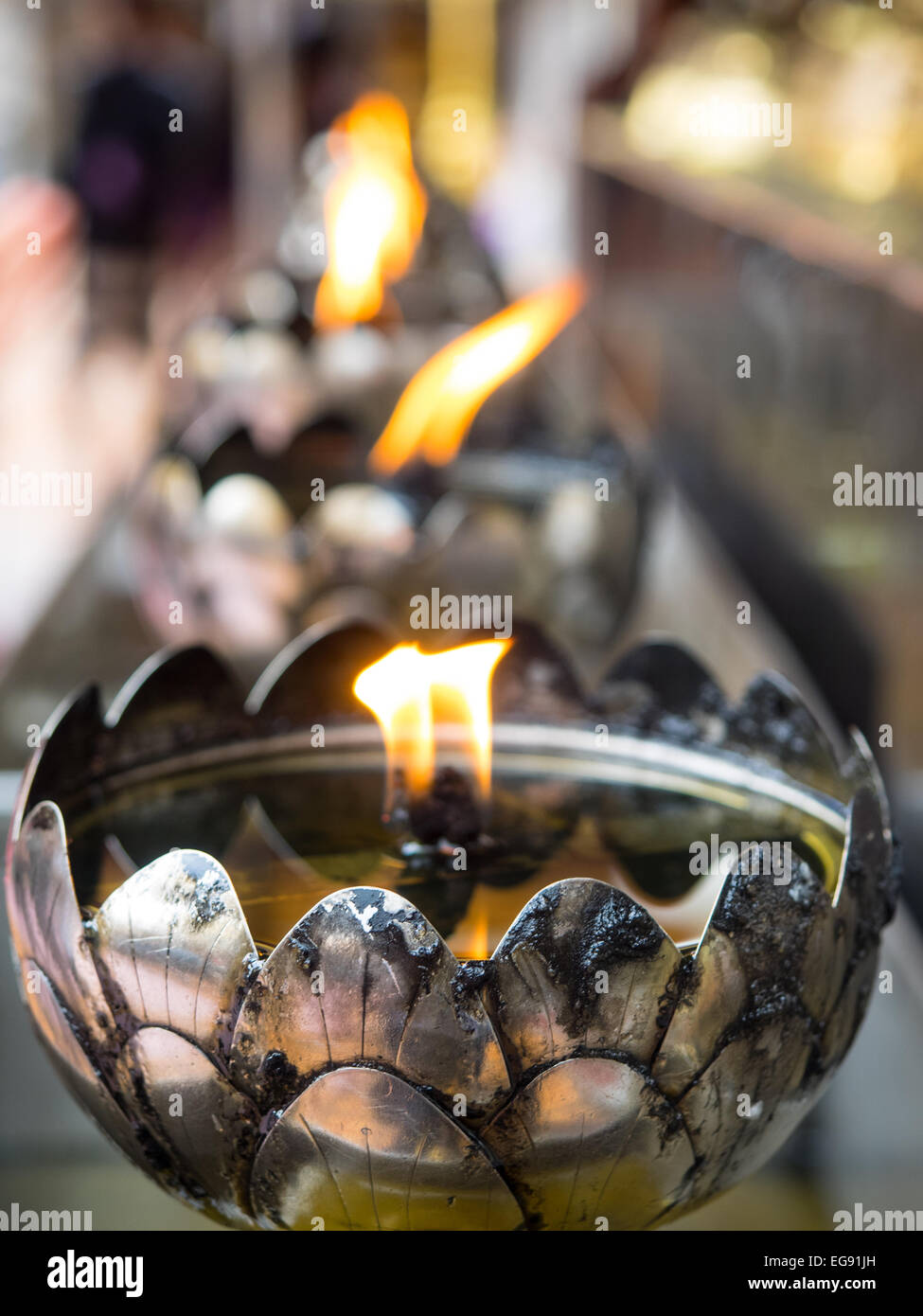 Lampade a olio al tempio Doi Suthep, Chiamg Mai, in Tailandia Foto Stock