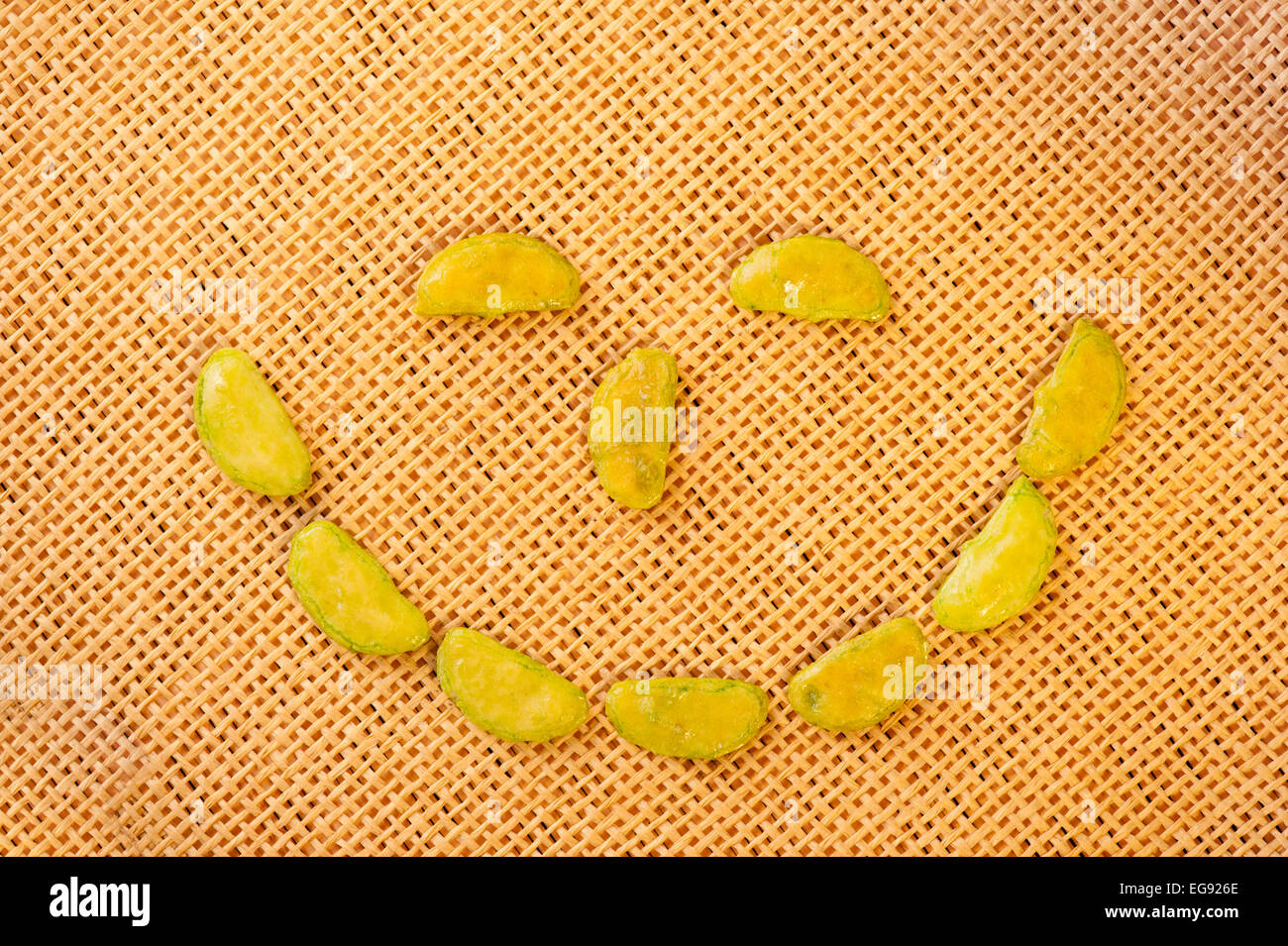 Felice volto sorridente di Wasabi cracker di riso Foto Stock