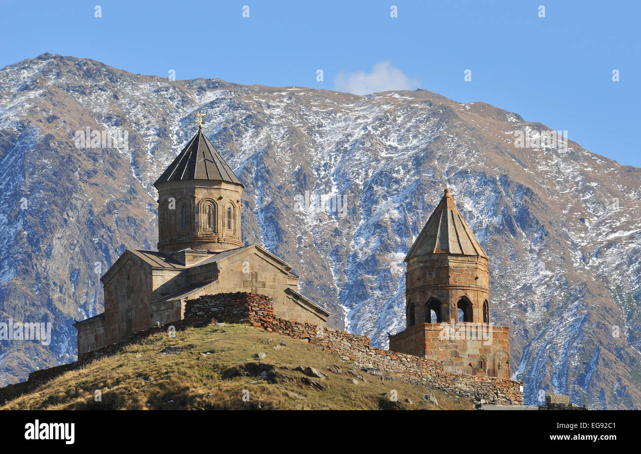 Gergeti Trinity Church (Tsminda Sameba), vicino a Kazbegi, Caucaso, Georgia Foto Stock
