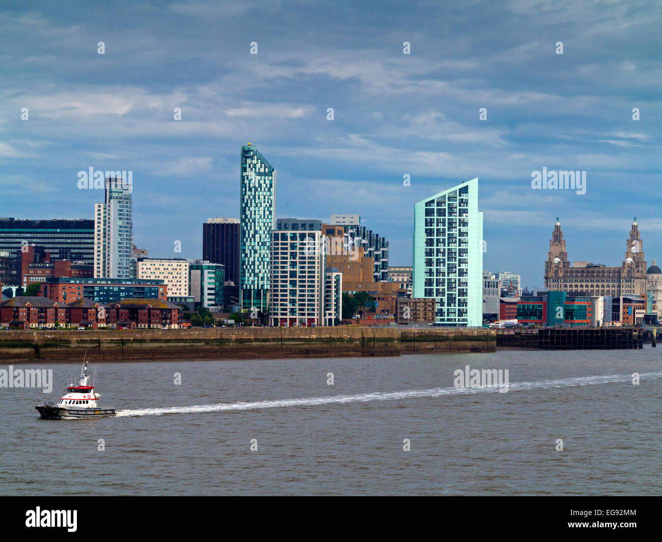 Vista sul fiume Mersey verso la città di Liverpool Waterfront con nuovi grattacieli sullo skyline England Regno Unito Foto Stock