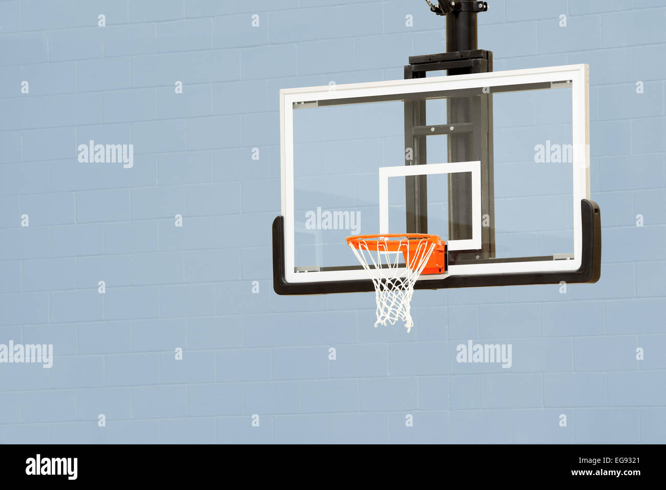 Una palla da basket standard in una scuola di alta palestra Foto Stock