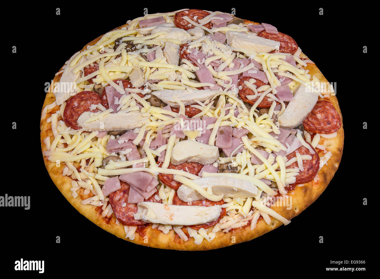 Pizze pronte per essere cucinate. Condimenti sono il pollo, peperoni, funghi e Prosciutto Foto Stock