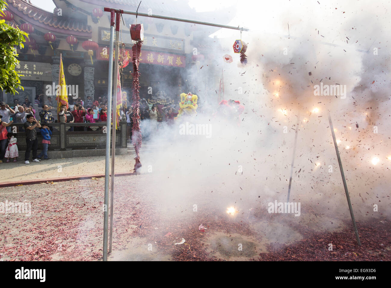 Los Angeles, California, USA. 19 Feb, 2015. Petardi esplodono mentre lion ballerini eseguono presso il Tempio Thien Hau per celebrare il primo giorno del nuovo anno lunare cinese, l'Anno della Pecora, giovedì 19 febbraio, 2015 a Los Angeles. Credito: Ringo Chiu/ZUMA filo/Alamy Live News Foto Stock