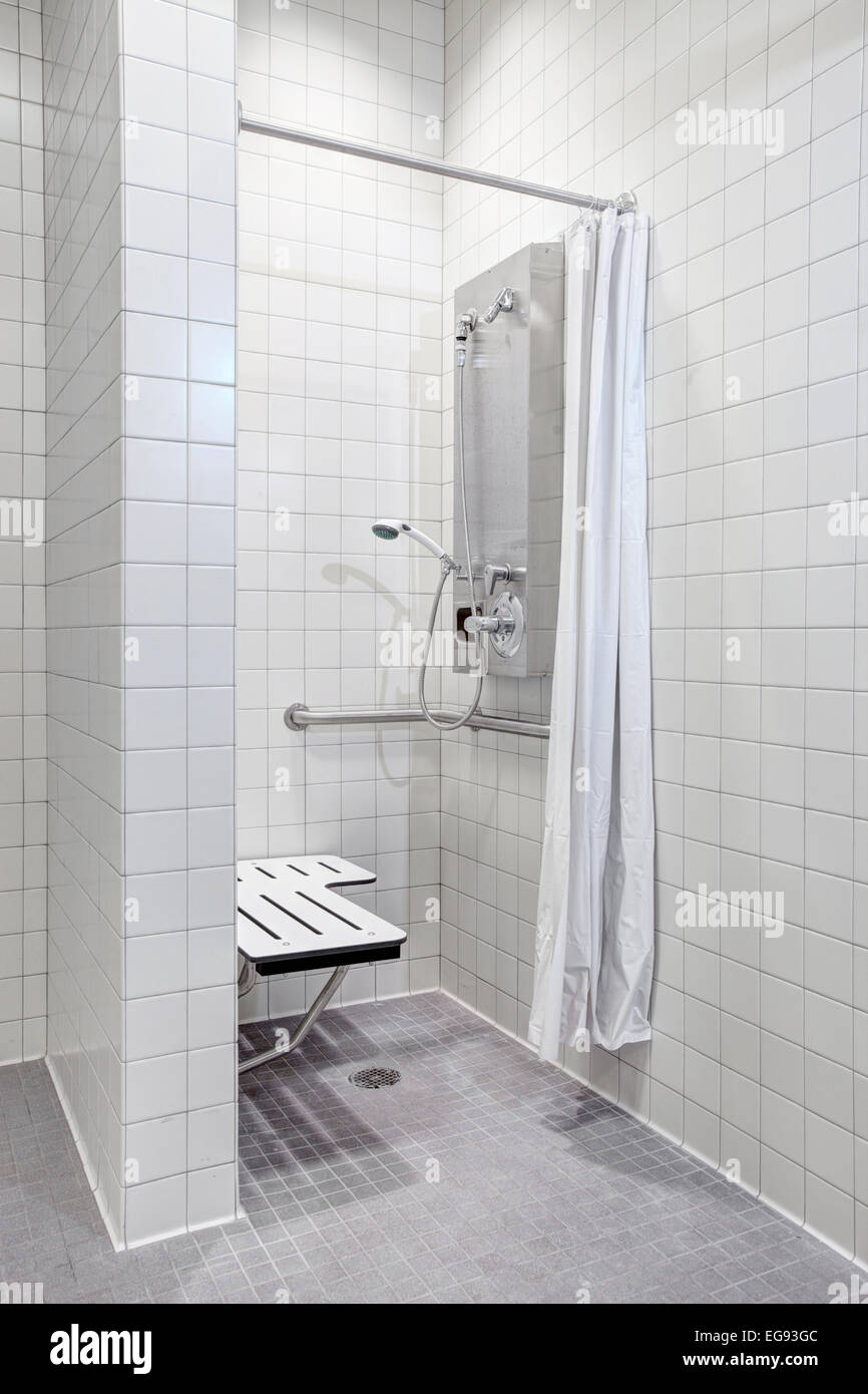 I portatori di handicap con doccia in un nuovo high school Locker room. Foto Stock