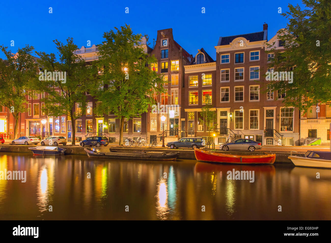 Notte Vista sulla città di Amsterdam canal con case olandesi Foto Stock