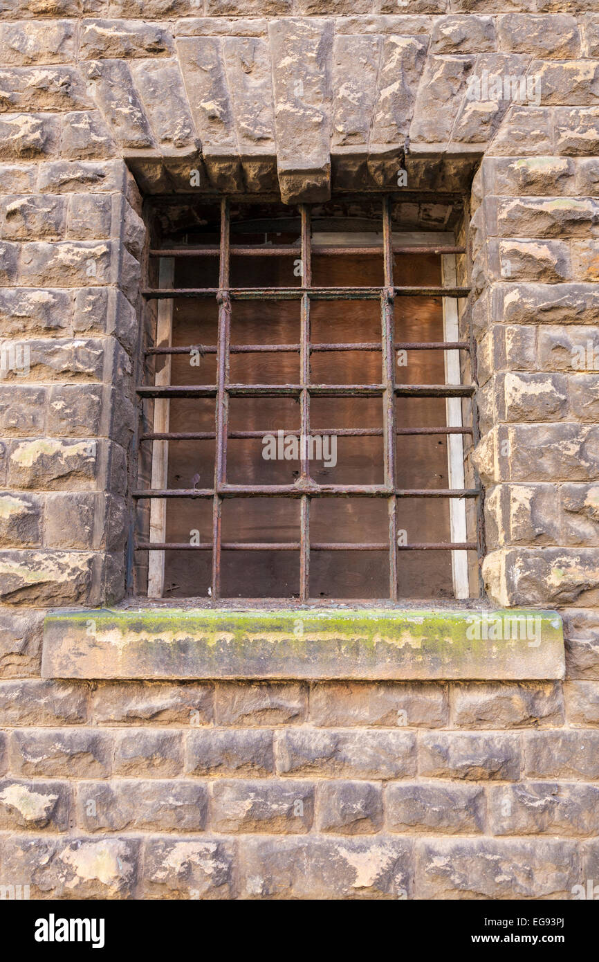 Metallo arrugginito griglia della finestra nel muro di pietra di un edificio, Nottingham, Inghilterra, Regno Unito Foto Stock