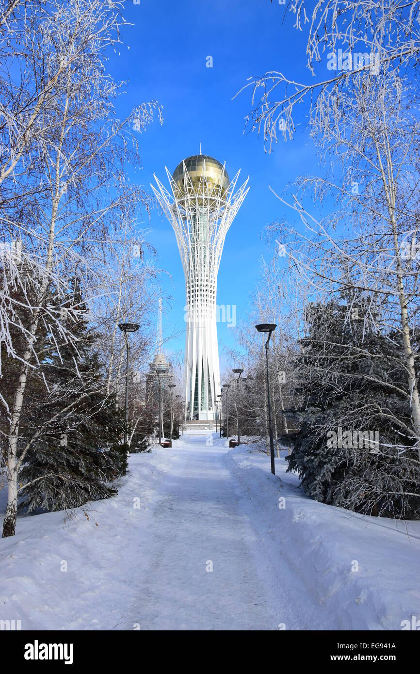 La torre BAITEREK ad Astana, Kazakistan, in inverno Foto Stock