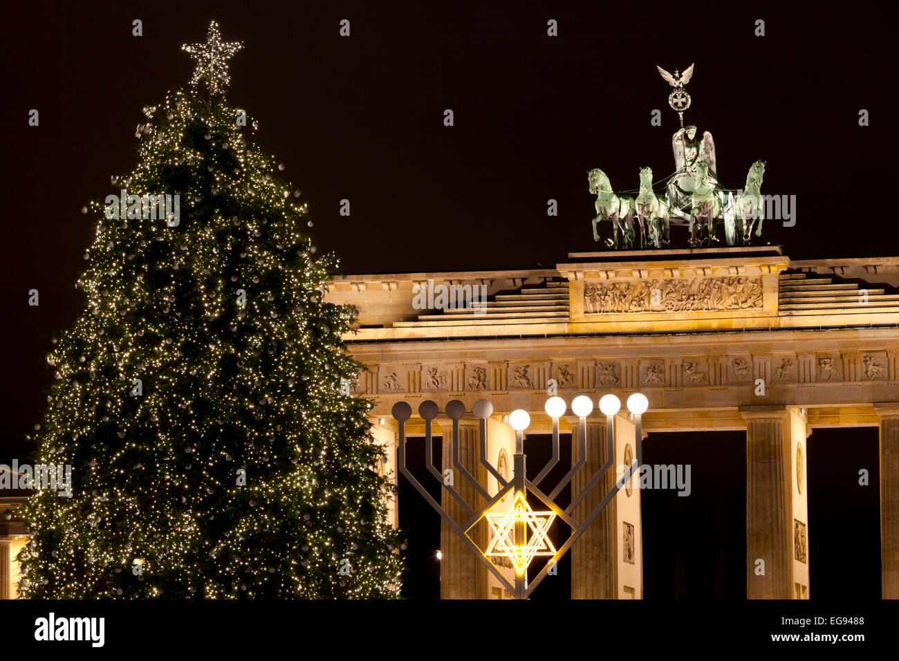 Addobbi Natalizi Tedeschi.La Porta Di Brandeburgo Albero Di Natale E Menorah Berlino Germania Foto Stock Alamy