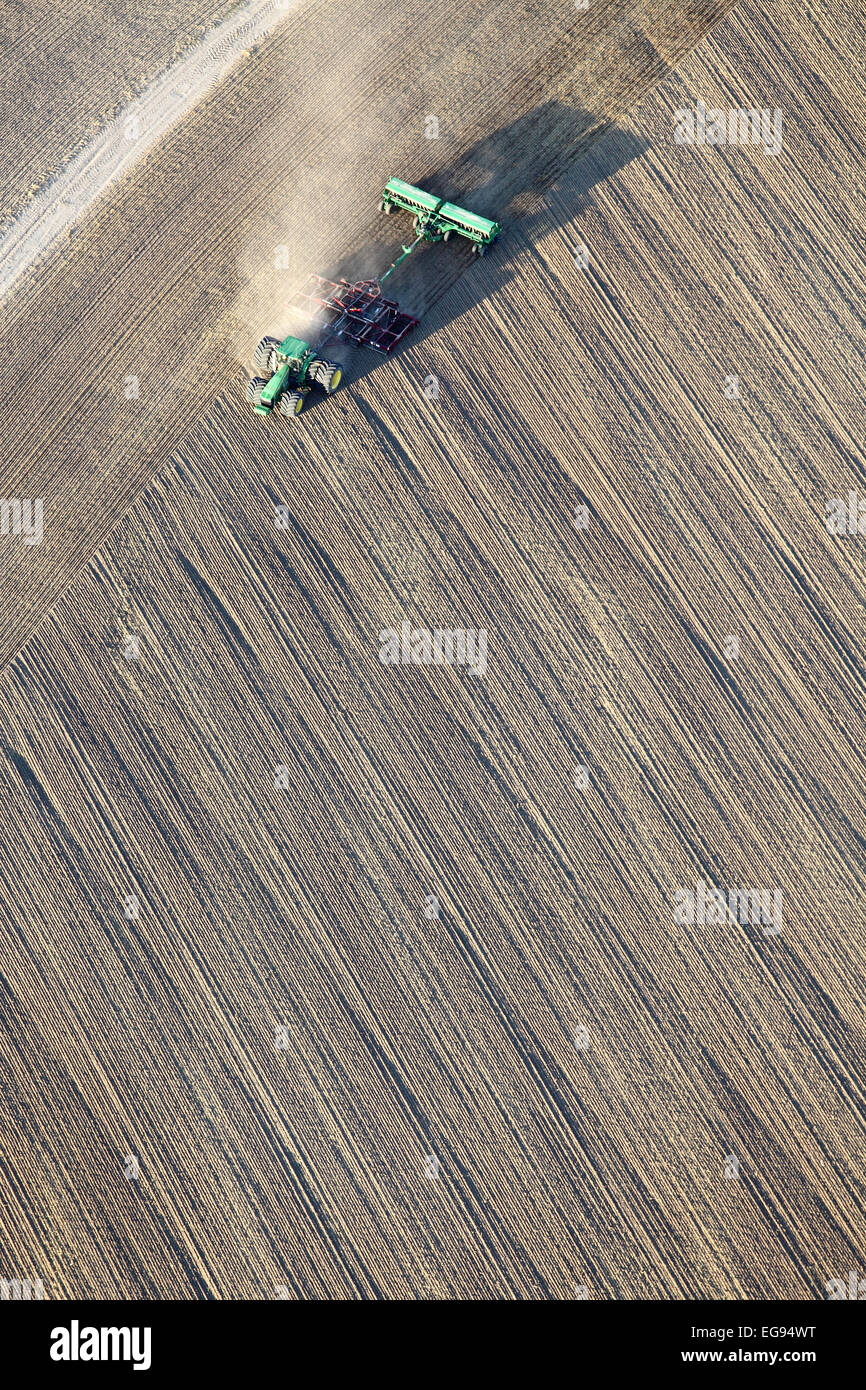 Una veduta aerea di un agricoltore di piantare il grano in fertili campi di fattoria Idaho. Foto Stock