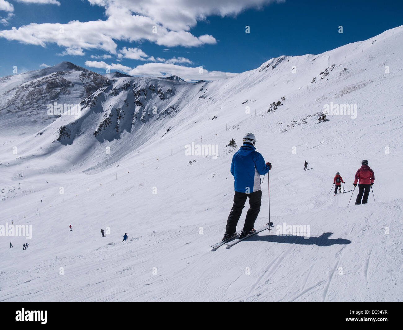 Gli sciatori si prepara a scendere dalla sommità del picco 6, Breckenridge Ski Resort, Breckenridge, Colorado. Foto Stock