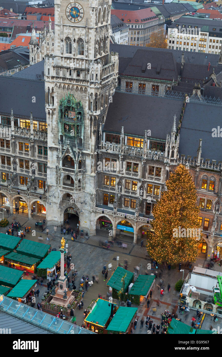 Panoramica del mercato di Natale in Marienplatz e il nuovo municipio di Monaco di Baviera, Germania Foto Stock
