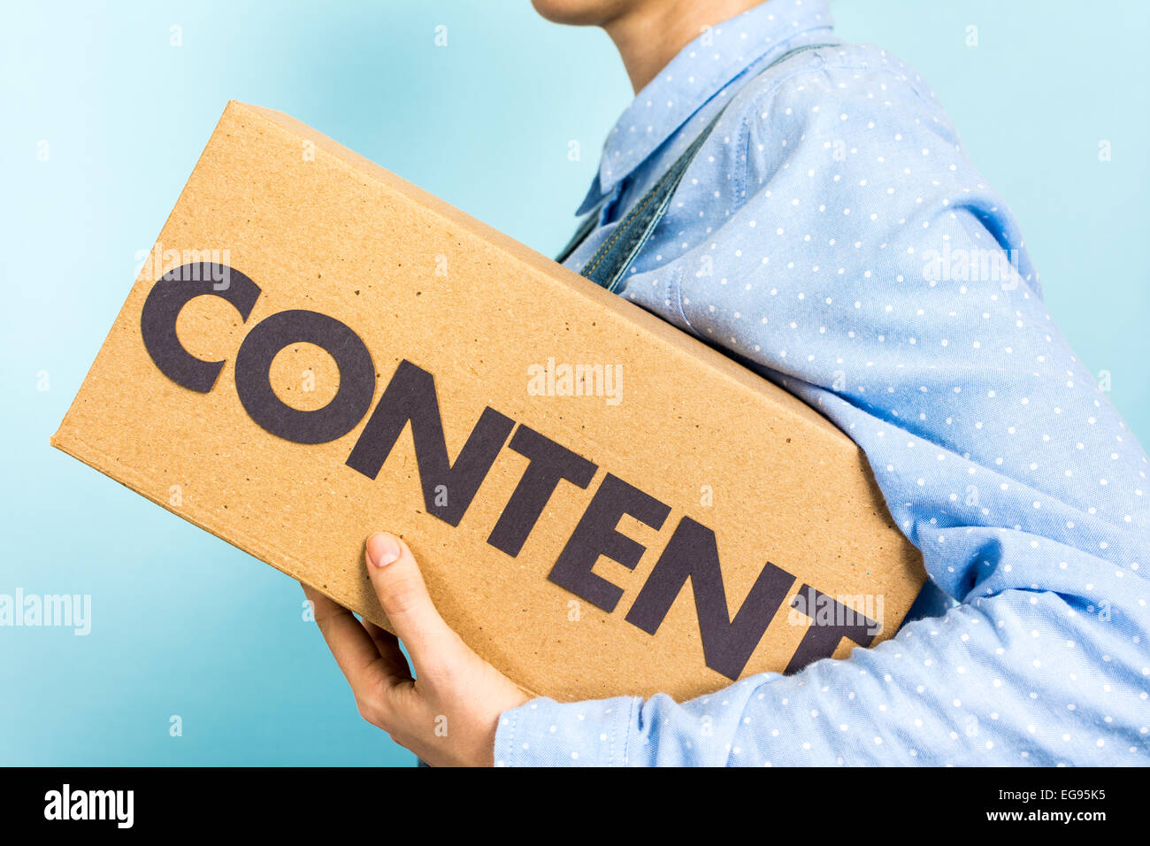 Contenuto il concetto di marketing. La donna che porta una scatola con la parola 'contenuto' nella parte anteriore. Foto Stock