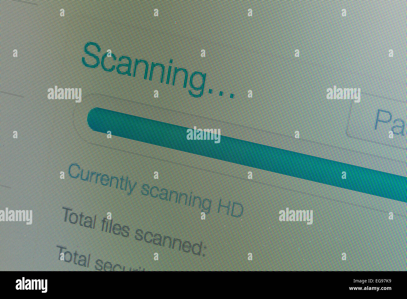 Anti Virus scanning messaggio su display a cristalli liquidi dello schermo del computer Foto Stock