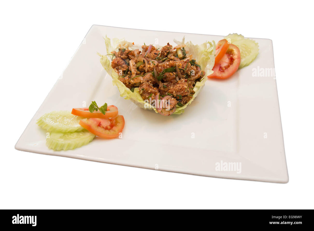 Un thai piccante insalata di tonno su piastra bianca Foto Stock