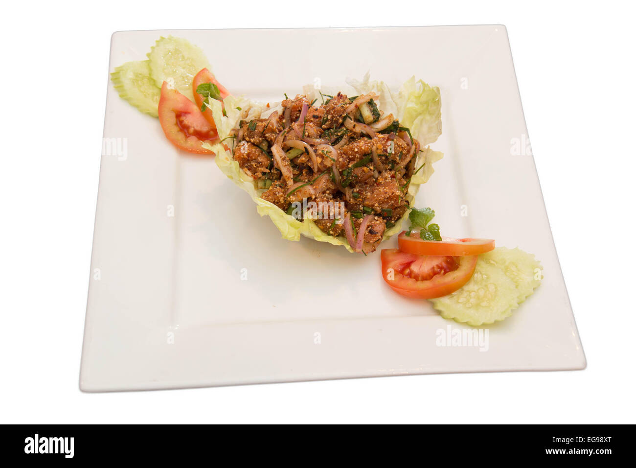 Un thai piccante insalata di tonno su piastra bianca Foto Stock