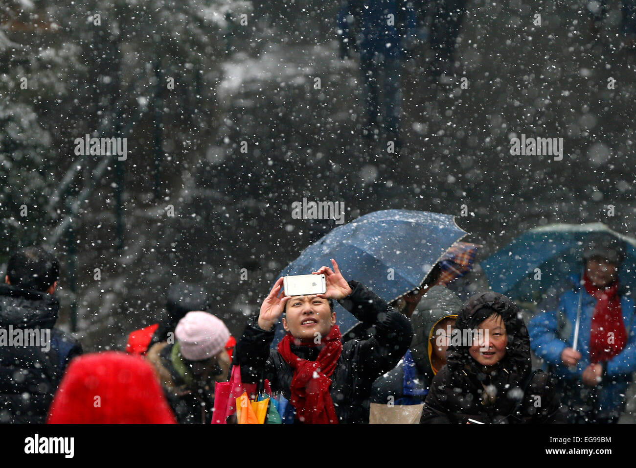 Pechino, Cina. Xx Febbraio 2015. I turisti scattare foto della neve al Parco Jingshan di Pechino, capitale della Cina, il 20 febbraio, 2015. Una nevicata ha colpito la città dal giovedì pomeriggio. Credito: Shen Bohan/Xinhua/Alamy Live News Foto Stock