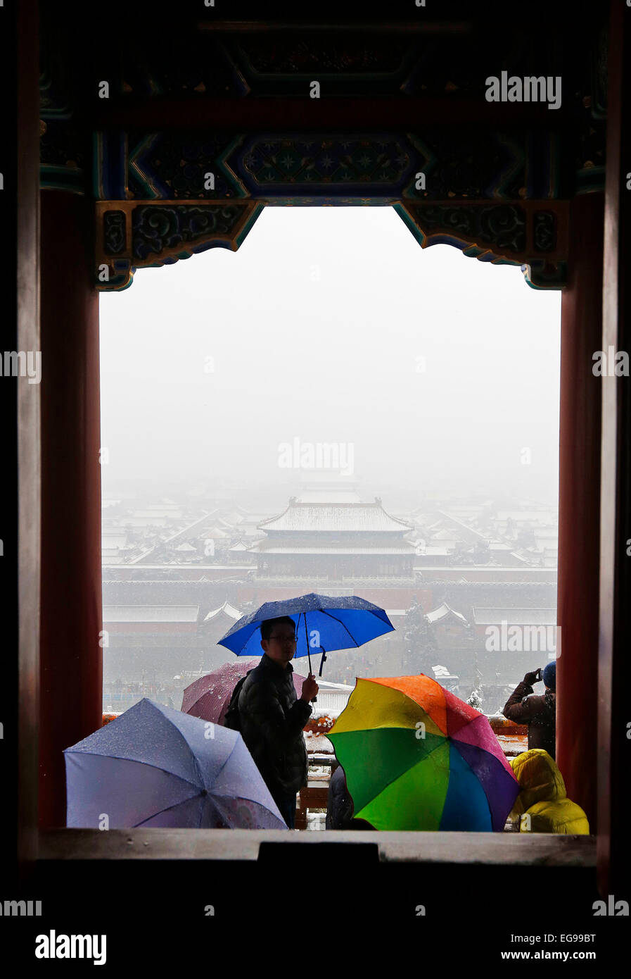 Pechino, Cina. Xx Febbraio 2015. I turisti si affacciano sulla città proibita a Parco Jingshan di Pechino, capitale della Cina, il 20 febbraio, 2015. Una nevicata ha colpito la città dal giovedì pomeriggio. Credito: Shen Bohan/Xinhua/Alamy Live News Foto Stock