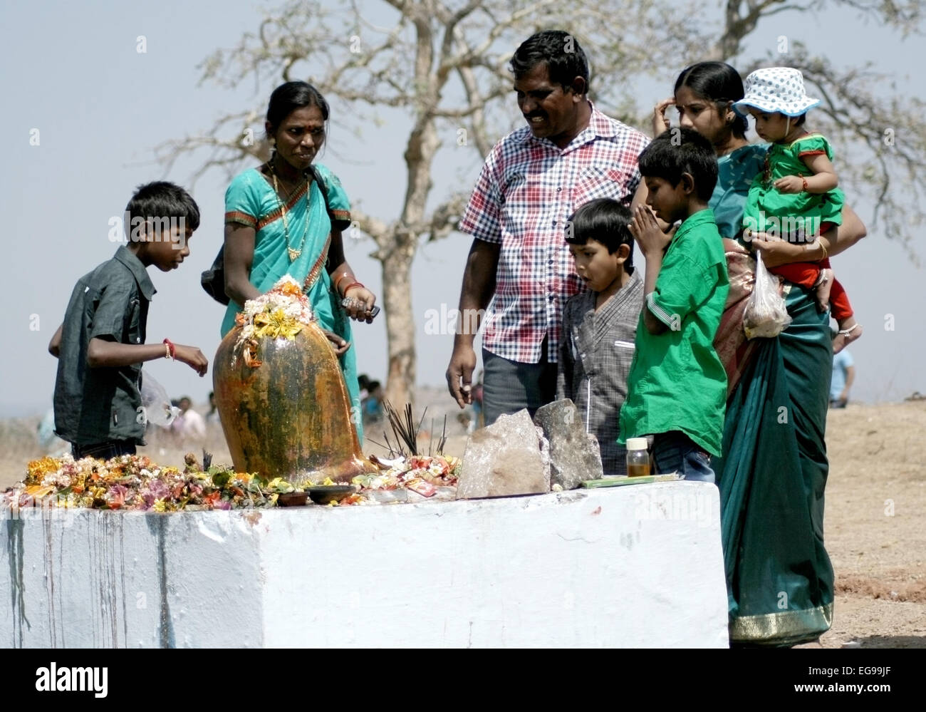 Devoti indù eseguire puja al signore siva sul maha sivaratri giorno a keesara gutta,Andhra Pradesh,l'India nel febbraio,27,2014. Foto Stock