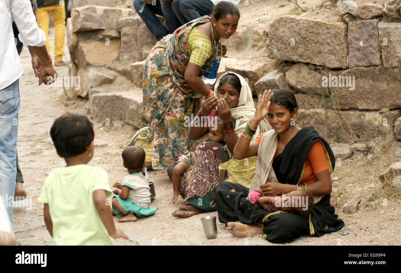 Le donne indiane beg e cercare aiuto Bonalu durante un festival indù vicino tempio in Golconda fort in Hyderabad, India su luglio 7,2014. Foto Stock